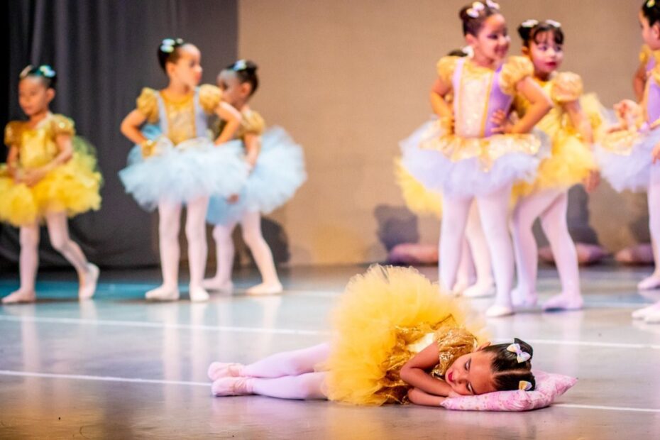 menina dorme durante apresentação de ballet e conquista a internet