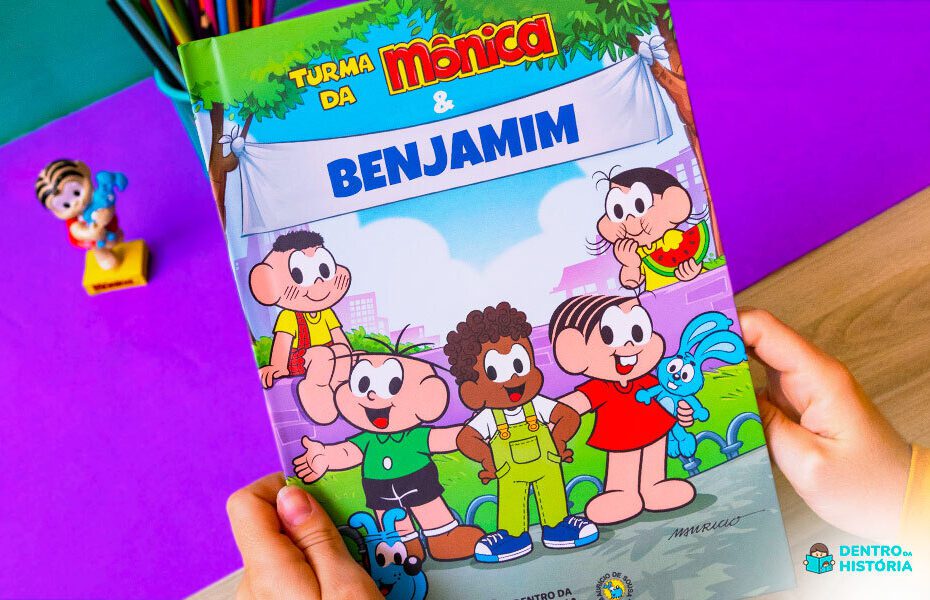 livro personalizado Aventura no Limoeiro ao lado de uma pequena boneca da Mônica