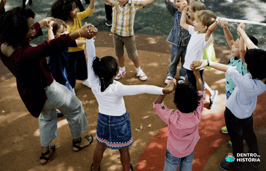 crianças da educação infantil se divertindo com as cantigas de roda