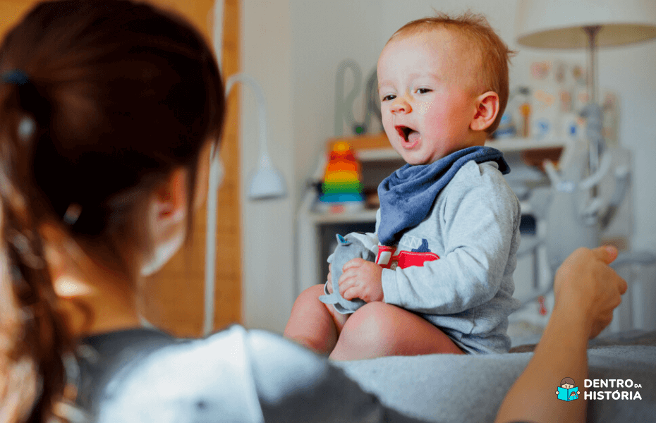 Mãe colocando em práticas as dicas de como estimular o bebê a falar