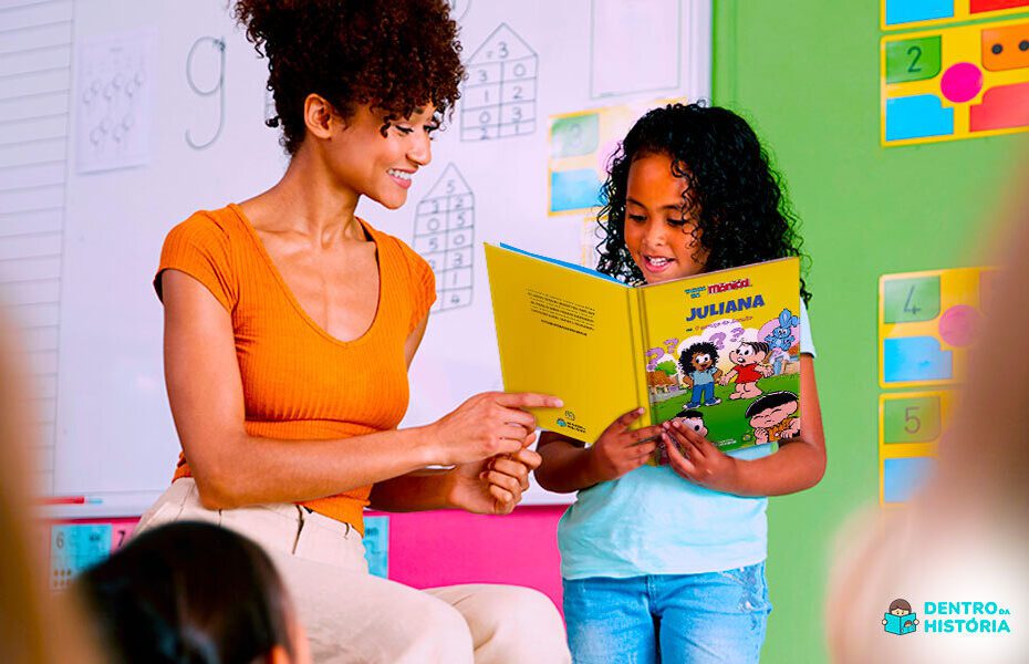 Professora lendo livro da Dentro Educa com sua aluna