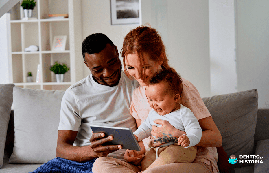 família se divertindo ao assistir desenhos animados para bebês