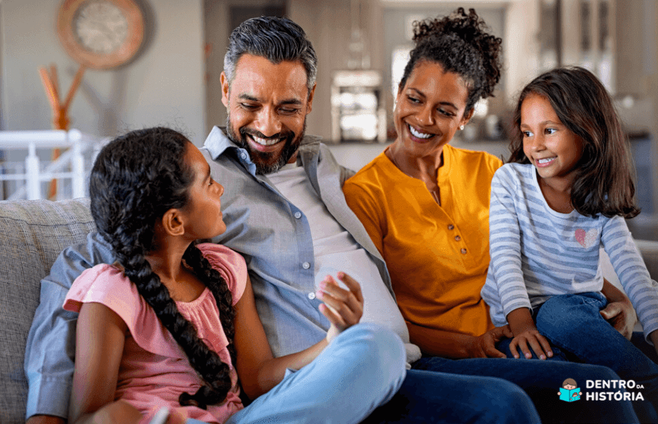 família conversando junta e colocando em prática um dos principais estilos parentais