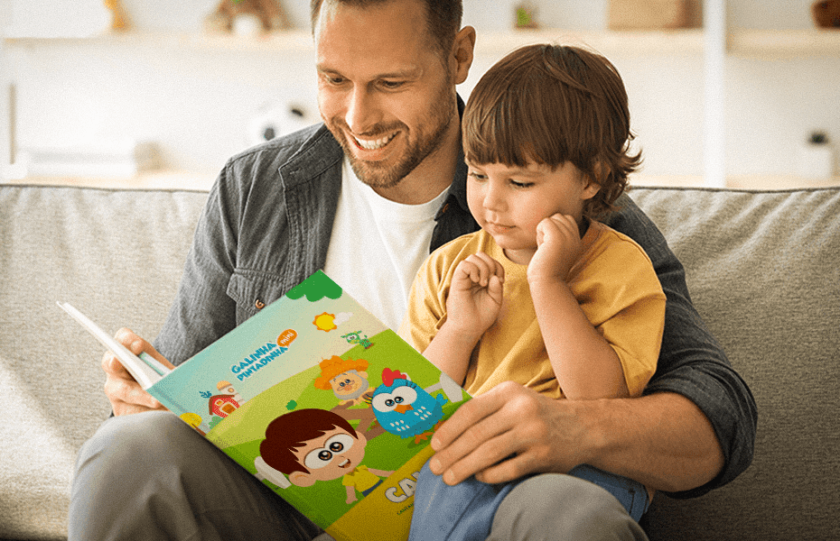 Pai e filho lendo o novo livro da Galinha Pintadinha Mini: Cantando com o Seu Lobato