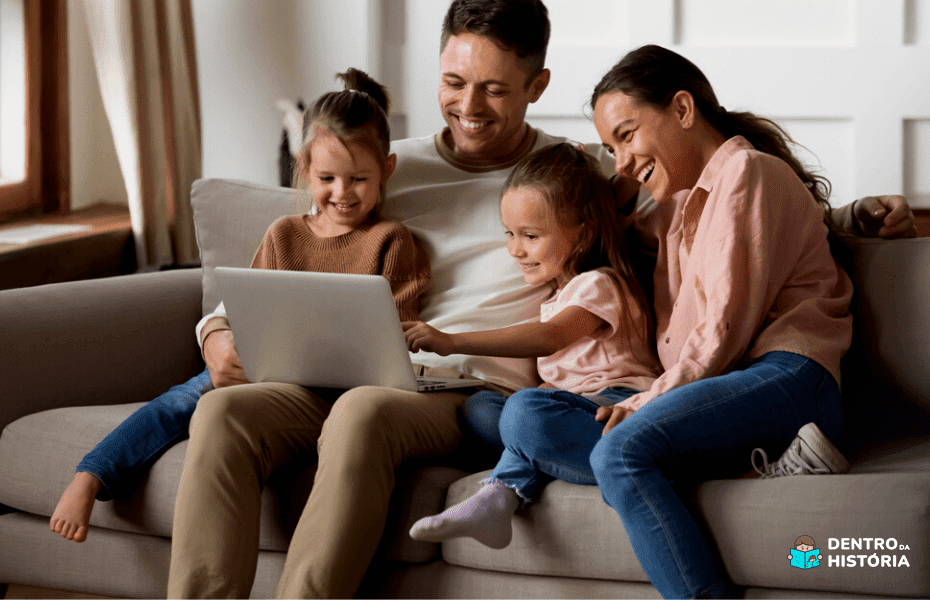 Família lendo livros online grátis no computador