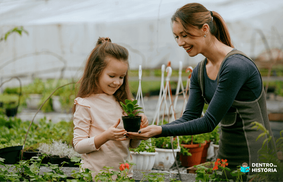 mãe e filha cuidando das plantas