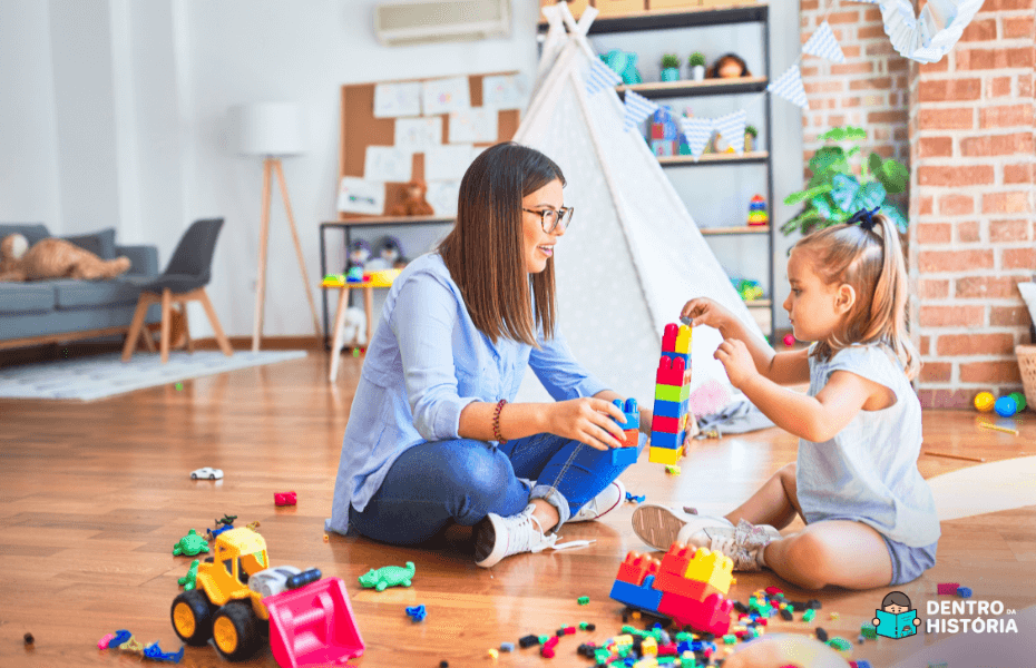 Babá brincando com criança