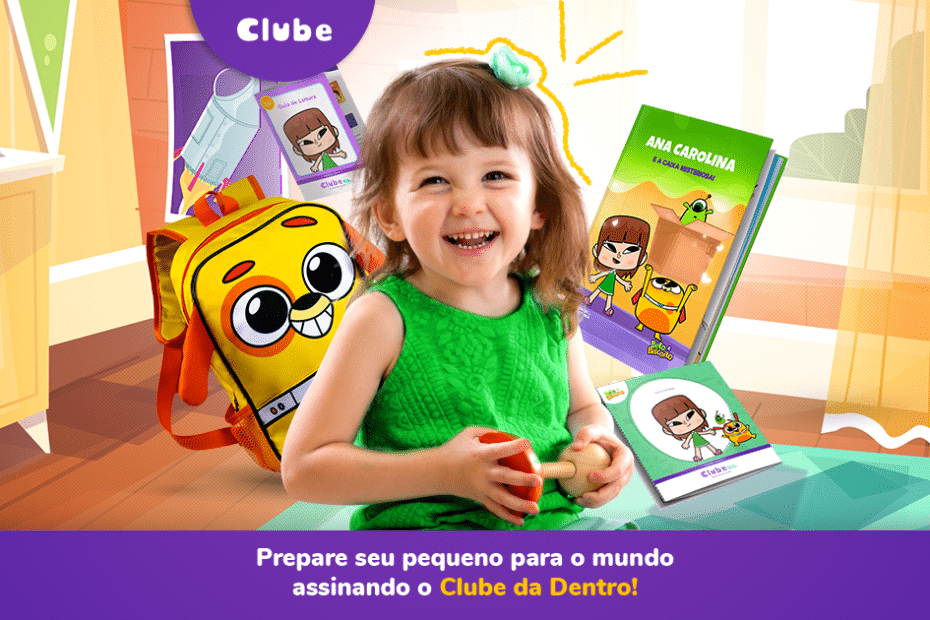 Criança sorrindo com o Kit de Leitura do Clube da Dentro