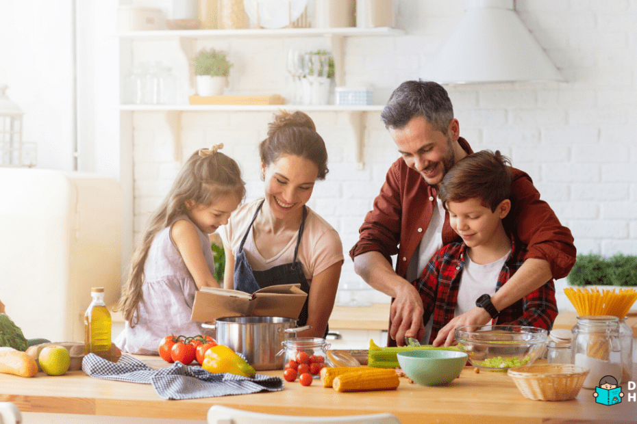 Família se divertindo na cozinha com as crianças