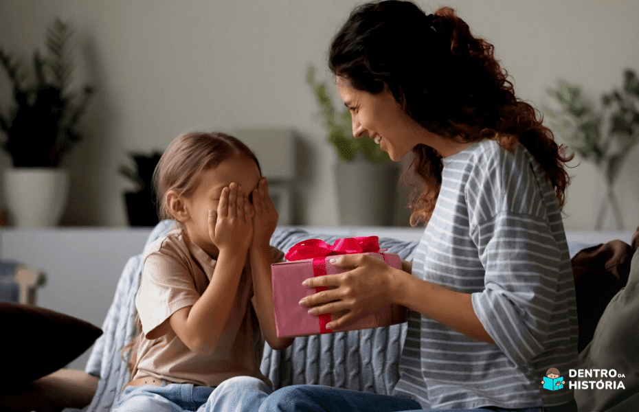 Mãe entregando presente de Dia das Crianças para a filha