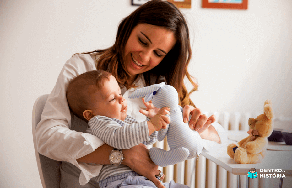 Mãe brincando com seu filho