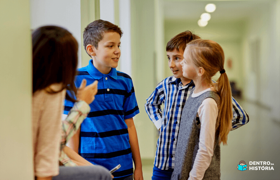 Crianças no intervalo escolar conversando, rindo e brincando de charadas divertidas