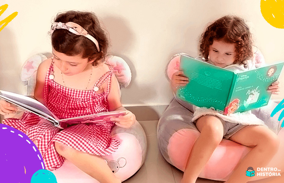 Irmãs Cecília e Lívia lendo os livros enviados no Kit de Leitura do Clube Dentro da História