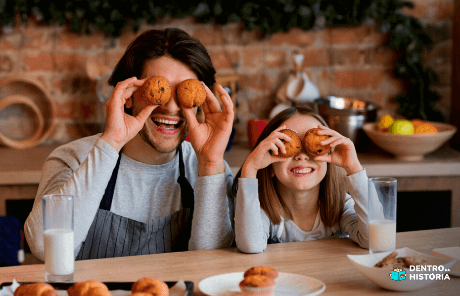 Pai e filha se divertindo ao preparar cupcake para Páscoa