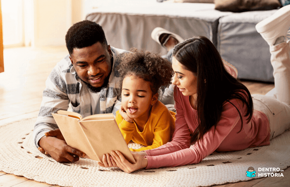 Família lendo com a criança para comemorar o Dia do Livro