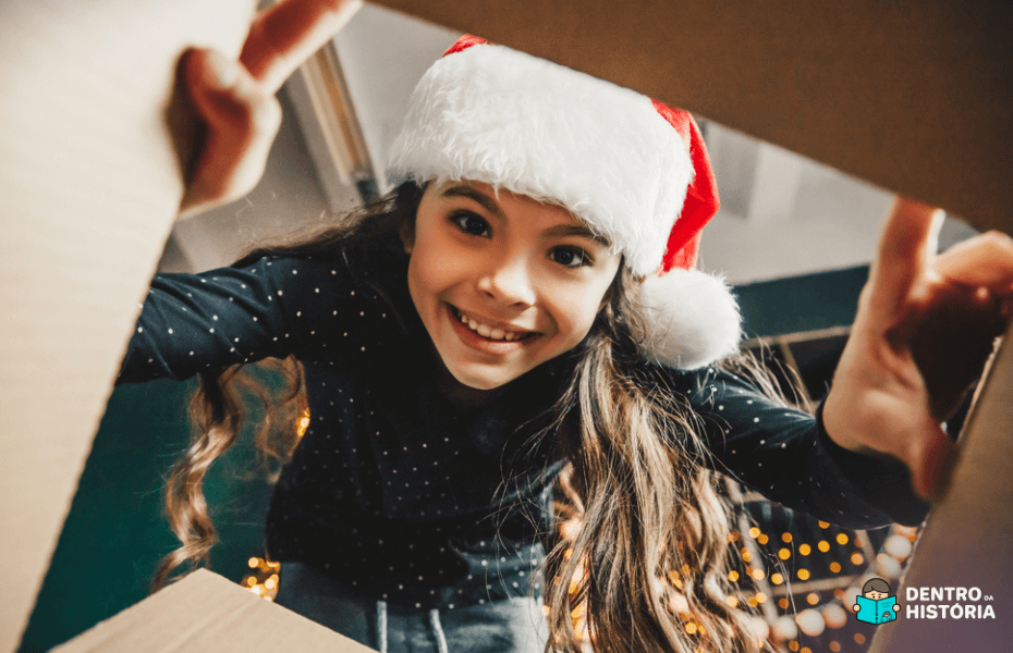 Menina surpresa ao abrir seu presente de Natal