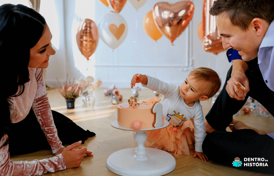 família celebrando o mesversário da filha