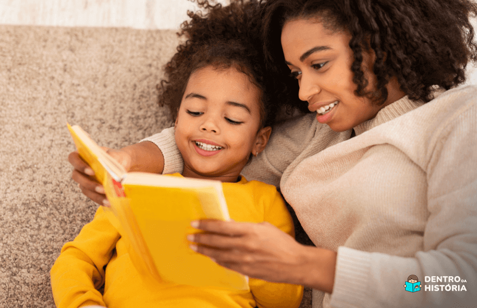 Mãe lendo livros de literatura infantil com a filha