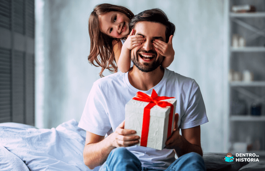 Pai e filha sorrindo juntos após escolherem presentes para o Dia dos Pais