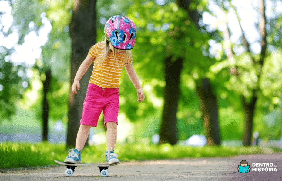 Menina praticando skate na infância