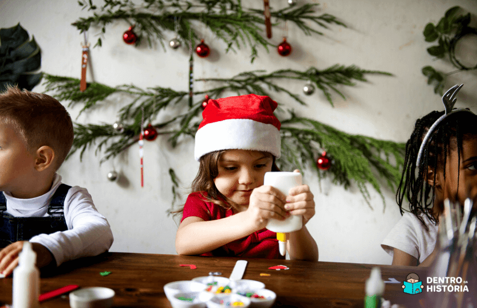 Crianças fazendo brincadeiras divertidas no natal