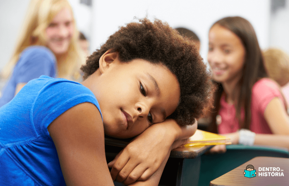 Menina negra sofrendo bullying por parte de suas colegas de classe.