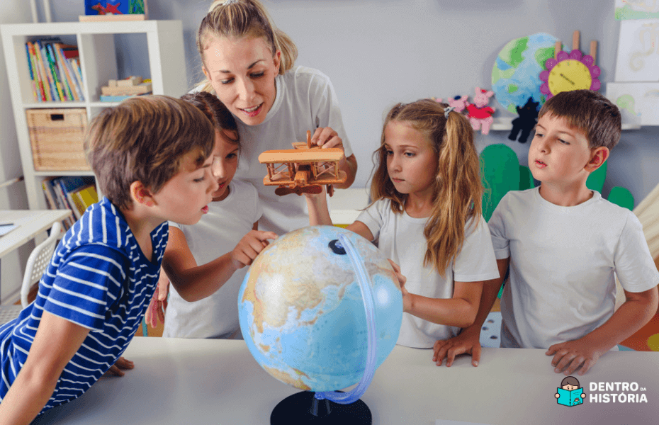 Mãe e filhos observando os continentes e países do mundo no globo terrestre