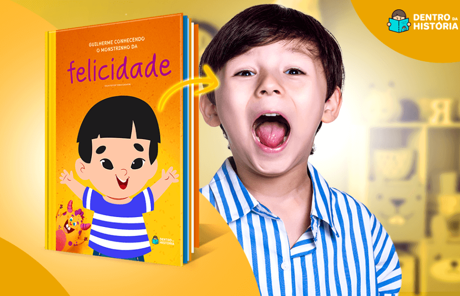 Menino branco sorrindo ao lado do livro Conhecendo o Monstrinho da Felicidade