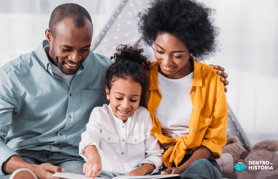 Família preta lendo com a filha