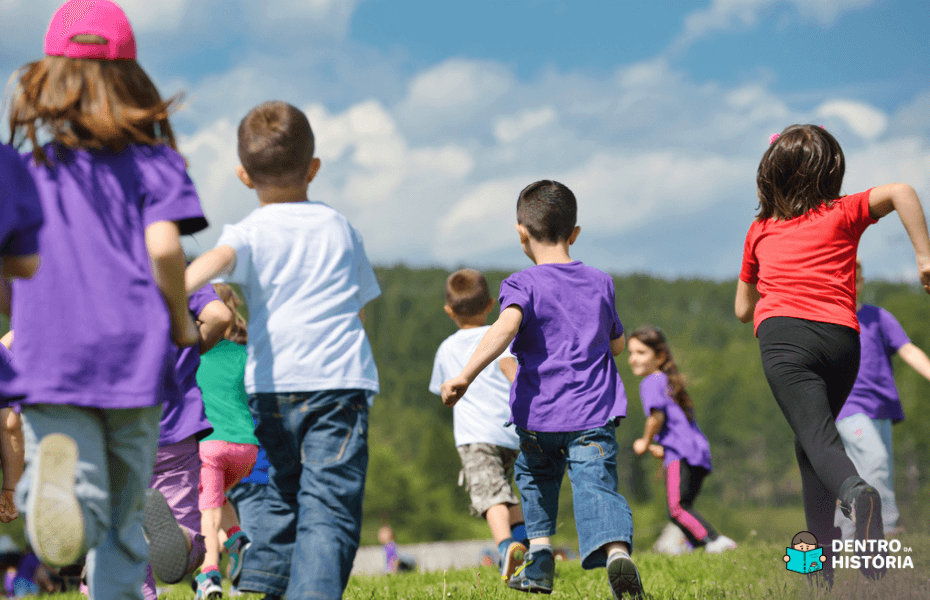 Crianças correndo e se divertindo juntas em um parque