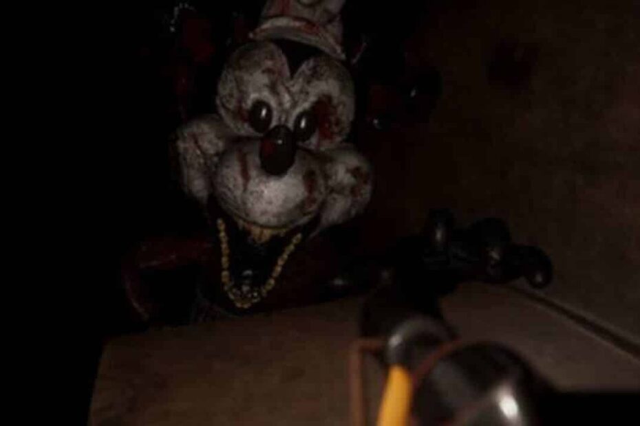 Cena do jogo Infestation 88. Na cena, o personagem Mickey Mouse surge de um ambiente escuro com o rosto sujo de sangue e a boca aberta