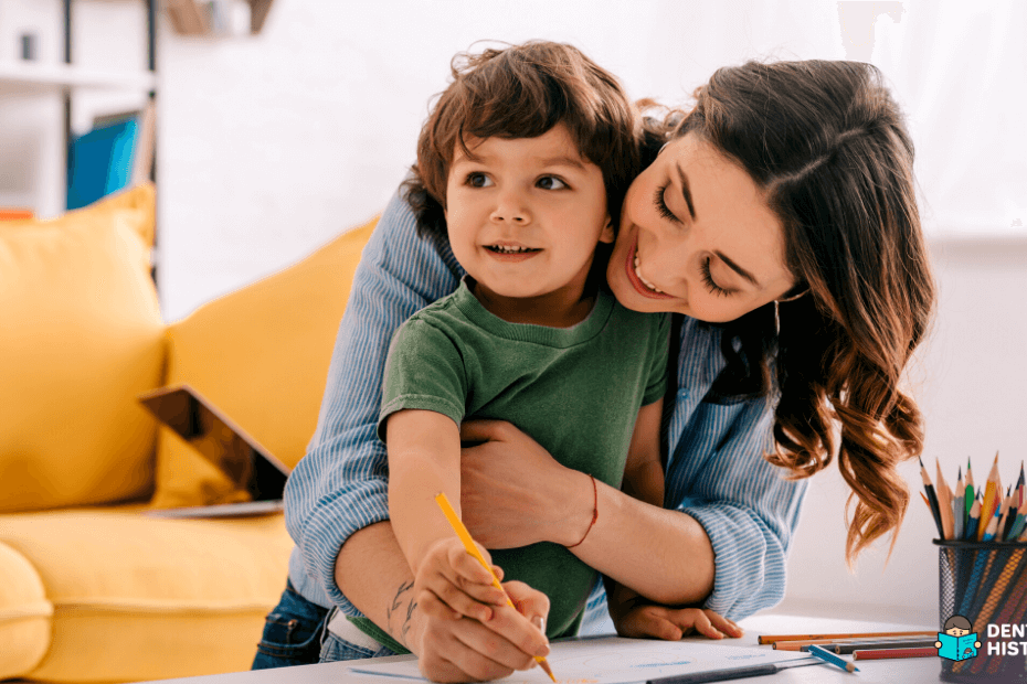 Mãe e filho fazem brincadeiras para o Dias das Mães