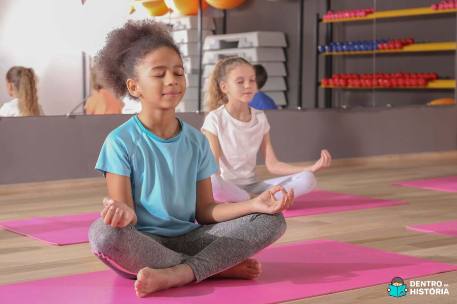 Crianças praticando Yoga