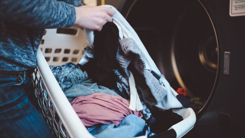 Você está visualizando atualmente Como tirar manchas de mofo das roupas?